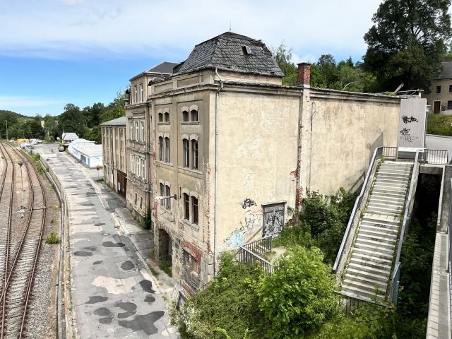Blick auf Verkaufsobjekt und Umgebung - Leerstehendes ehemaliges Gewerbeobjekt in Ortslage von Aue-Bad Schlema im Erzgebirgskreis