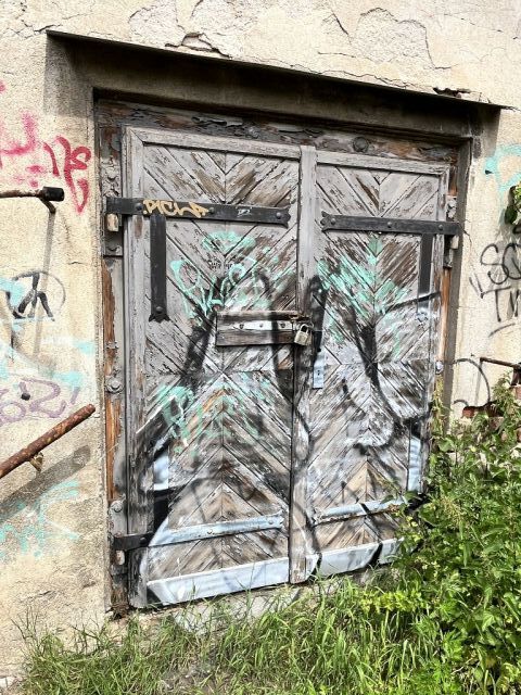 Zugang im Osten von der Lößnitzer Straße - Leerstehendes ehemaliges Gewerbeobjekt in Ortslage von Aue-Bad Schlema im Erzgebirgskreis