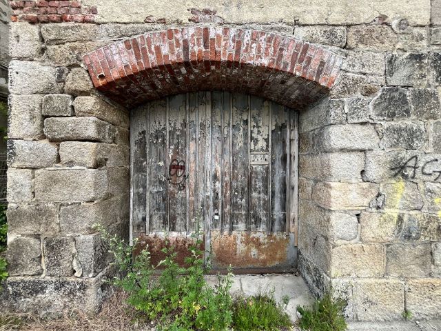 Zugang im Westen von der Straße Am Bahnhof - Leerstehendes ehemaliges Gewerbeobjekt in Ortslage von Aue-Bad Schlema im Erzgebirgskreis