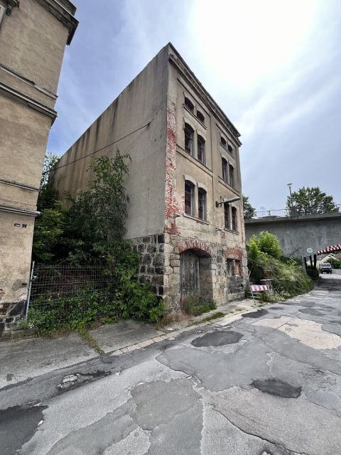 Blick auf Verkaufsobjekt und Umgebung - Leerstehendes ehemaliges Gewerbeobjekt in Ortslage von Aue-Bad Schlema im Erzgebirgskreis