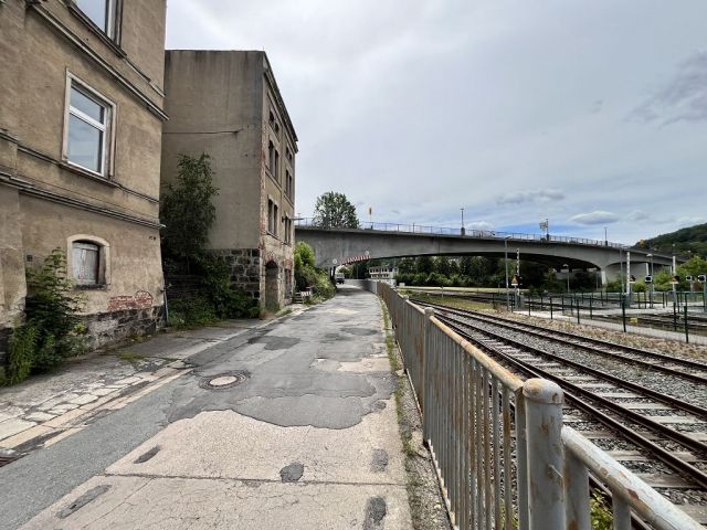 Blick auf Umgebung Richtung Verkaufsobjekt - Leerstehendes ehemaliges Gewerbeobjekt in Ortslage von Aue-Bad Schlema im Erzgebirgskreis