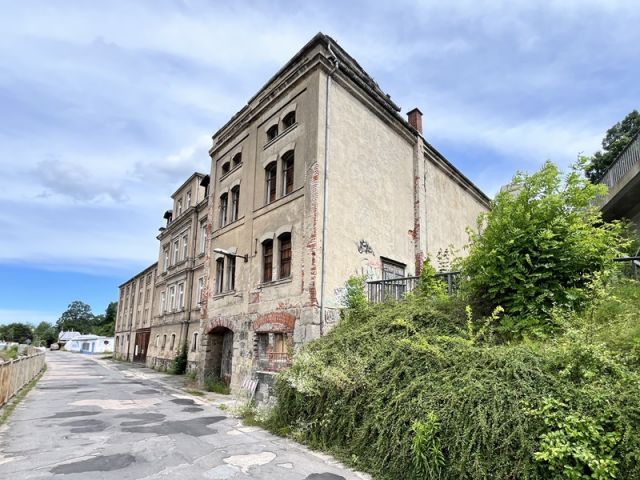 Blick auf Verkaufsobjekt und Umgebung - Leerstehendes ehemaliges Gewerbeobjekt in Ortslage von Aue-Bad Schlema im Erzgebirgskreis