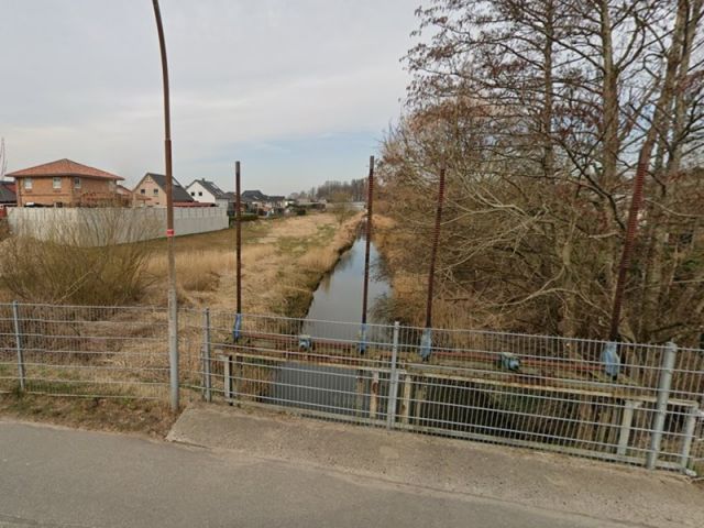 Blick auf Verkaufsfläche und Umgebung von der Straße Am Dornbusch Richtung Norden - Teilfläche des Fließgewässers ´Kremper Au´ angrenzend an das ´Neustädter Binnenwasser´ und ca. 5 km  von der Ostsee entfernt