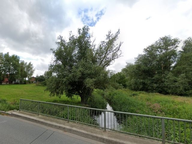 Blick auf Verkaufsfläche und Umgebung von der Milchstraße - Teilfläche des Fließgewässers ´Kremper Au´ angrenzend an das ´Neustädter Binnenwasser´ und ca. 5 km  von der Ostsee entfernt