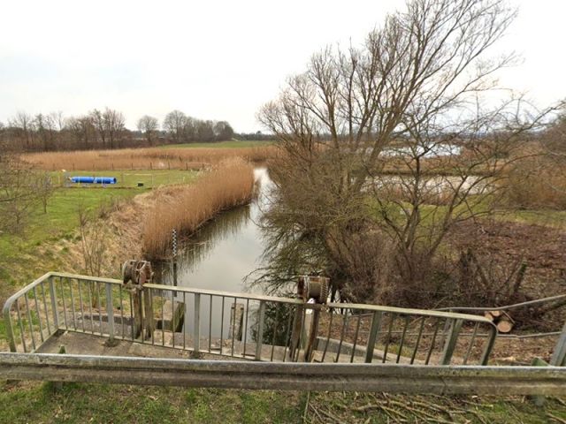 Blick auf Verkaufsfläche und Umgebung von der Straße Am Dornbusch Richtung Süden - Teilfläche des Fließgewässers ´Kremper Au´ angrenzend an das ´Neustädter Binnenwasser´ und ca. 5 km  von der Ostsee entfernt