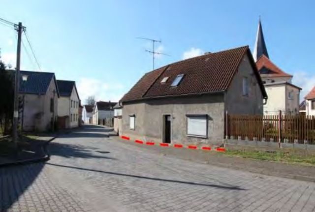 Blick auf Verkaufsobjekt und Umgebungsbebauung - Leerstehendes Einfamilienhaus mit Anbau ca. 40 km westlich der Hallenser Altstadt