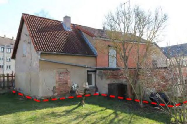 Rückwärtige Ansicht und Grundstücksgrenze - Leerstehendes Einfamilienhaus mit Anbau ca. 40 km westlich der Hallenser Altstadt
