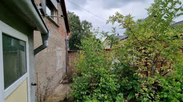 Blick auf Hofteil ca. 3 m breit - Leerstehendes Einfamilienhaus mit Anbau ca. 40 km westlich der Hallenser Altstadt
