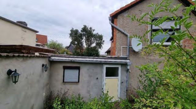 Blick auf Verkaufsobjekt - Anbau mit Bad - Leerstehendes Einfamilienhaus mit Anbau ca. 40 km westlich der Hallenser Altstadt
