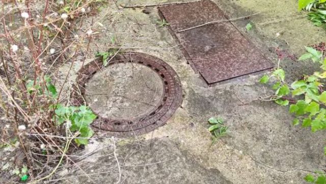 Blick auf Entwässerung und Wasserzählerschacht - Leerstehendes Einfamilienhaus mit Anbau ca. 40 km westlich der Hallenser Altstadt