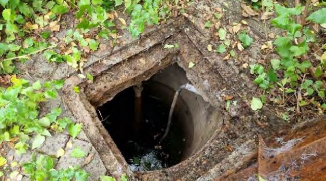 Blick auf Brunnen südlich vor dem Gebäude - Leerstehendes Einfamilienhaus mit Anbau ca. 40 km westlich der Hallenser Altstadt