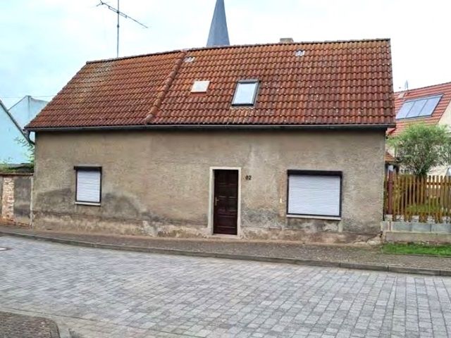 Verkaufsobjekt und Nachbarbebauung - Leerstehendes Einfamilienhaus mit Anbau ca. 40 km westlich der Hallenser Altstadt