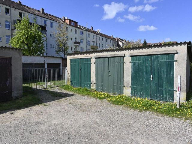 Verkaufsgegenstand mit Garagen in Fremdeigentum und Umgebung - Vermietetes Grundstück mit 13 Garagen im Nutzereigentum in der Landeshauptstadt Schwerin 