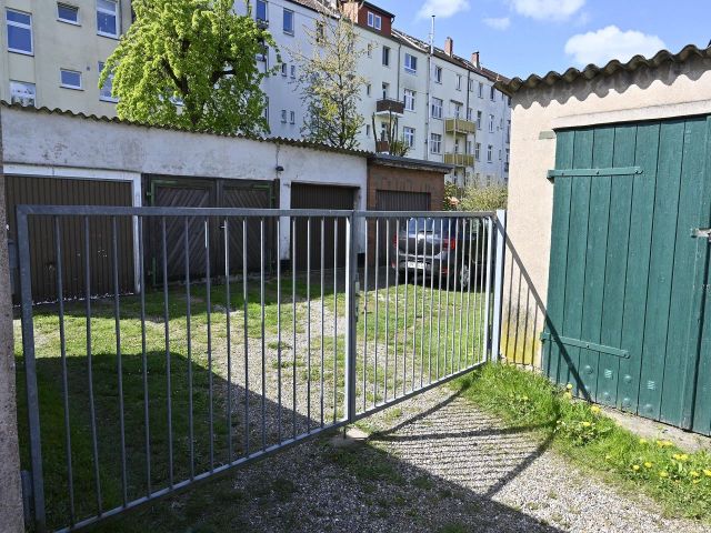 Verkaufsgegenstand mit Garagen in Fremdeigentum rechts und Umgebung - Vermietetes Grundstück mit 13 Garagen im Nutzereigentum in der Landeshauptstadt Schwerin 