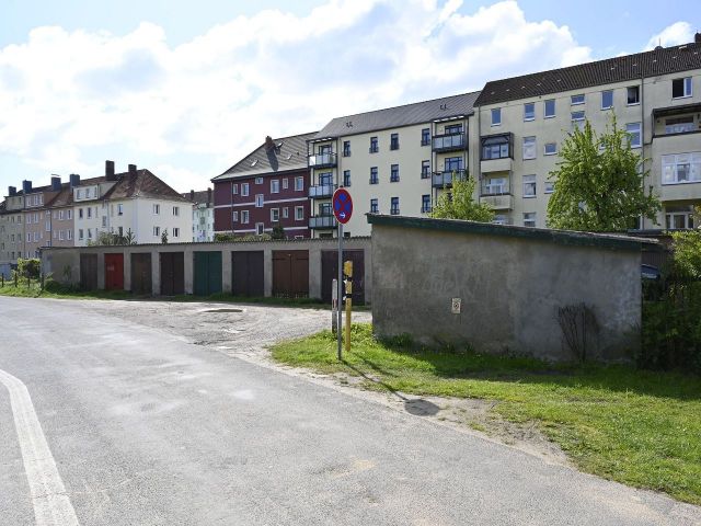 Verkaufsgegenstand mit Garagen in Fremdeigentum und Umgebung - Vermietetes Grundstück mit 13 Garagen im Nutzereigentum in der Landeshauptstadt Schwerin 