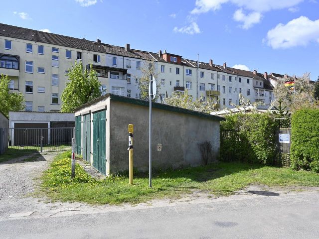 Verkaufsgegenstand mit Garagen in Fremdeigentum und Umgebung - Vermietetes Grundstück mit 13 Garagen im Nutzereigentum in der Landeshauptstadt Schwerin 