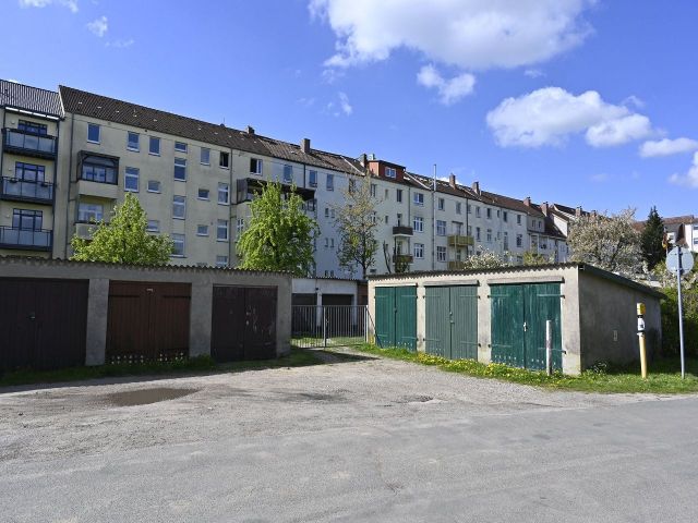 Verkaufsgegenstand mit Garagen in Fremdeigentum und Umgebung - Vermietetes Grundstück mit 13 Garagen im Nutzereigentum in der Landeshauptstadt Schwerin 