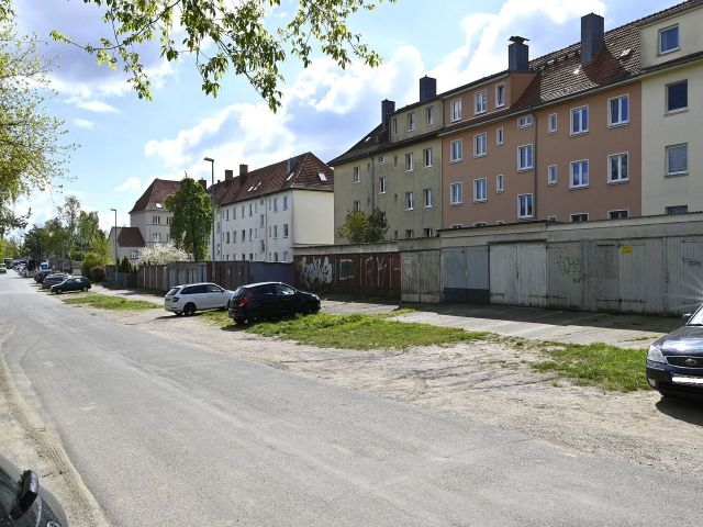 Blick in die Straße - Vermietetes Grundstück mit 13 Garagen im Nutzereigentum in der Landeshauptstadt Schwerin 