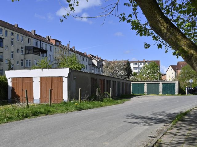 Verkaufsgegenstand mit Garagen in Fremdeigentum und Umgebung - Vermietetes Grundstück mit 13 Garagen im Nutzereigentum in der Landeshauptstadt Schwerin 