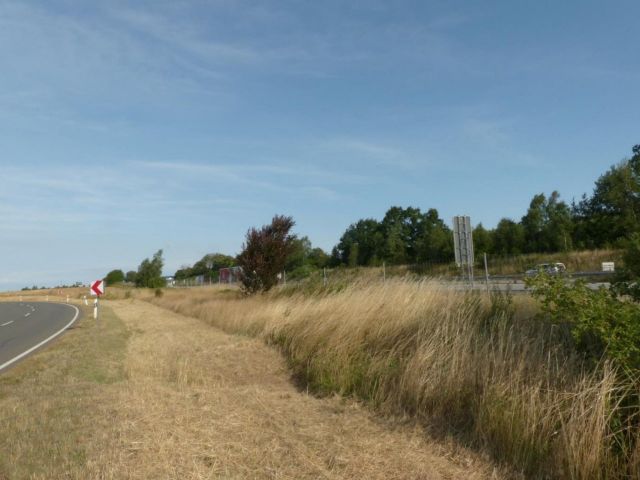 Lage des Verkaufsgegenstandes - Brachliegendes Grundstück zwischen der B 180 und A 4