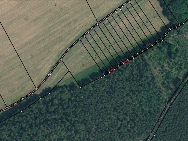 Lageskizze mit Luftbildunterlegung - Vertragsfreie Kleinstflächen am Rande eines größeren Waldgebietes 