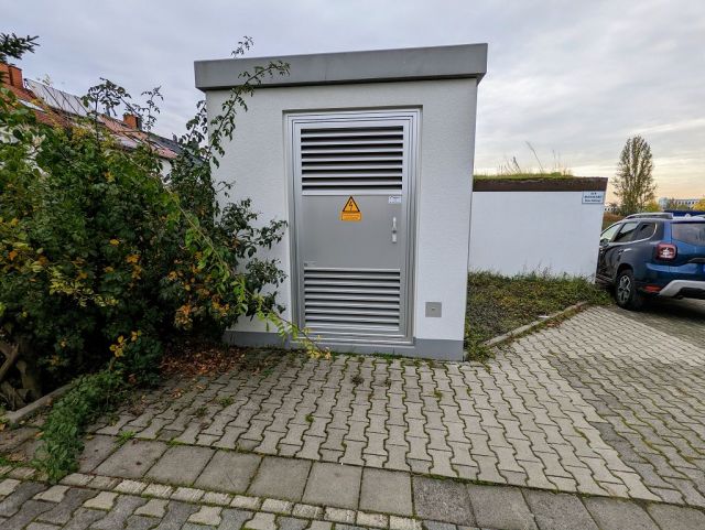 Verkaufsgegenstand und Umgebung - Kleines Grundstück mit Trafohäuschen angrenzend an Wohnbebauung in Frankfurt am Main