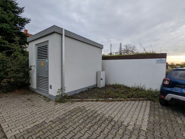 Verkaufsgegenstand und Umgebung - Kleines Grundstück mit Trafohäuschen angrenzend an Wohnbebauung in Frankfurt am Main