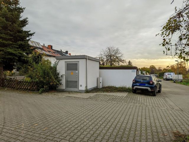 Verkaufsgegenstand und Umgebung - Kleines Grundstück mit Trafohäuschen angrenzend an Wohnbebauung in Frankfurt am Main