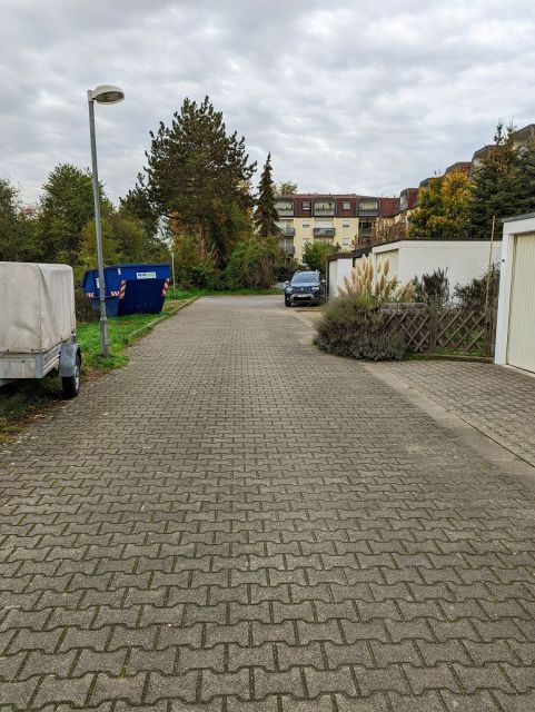 Straße vor dem Verkaufsgegenstand - Kleines Grundstück mit Trafohäuschen angrenzend an Wohnbebauung in Frankfurt am Main