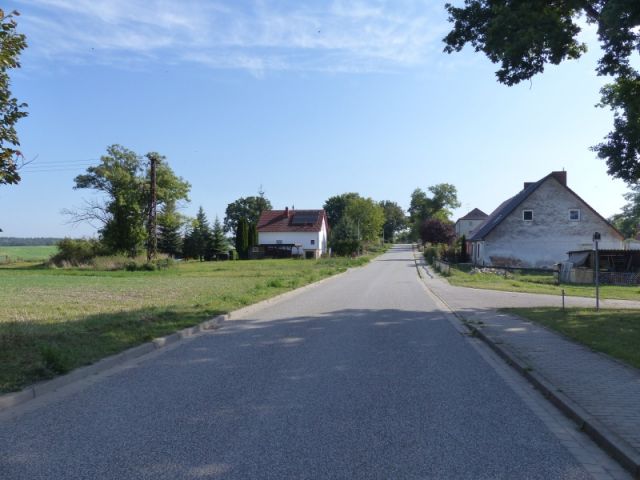 Straßenansicht und Umgebung - Verkaufsfläche linke Seite - Baugrundstück in Angermünde in der Uckermark  **ruhige und naturnahe Lage**