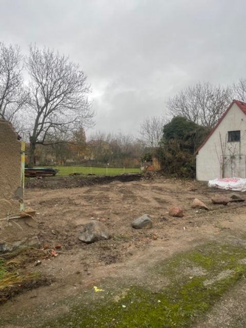 Baulücke - Flurstück 130 und Nachbarbebauung - Vertragsfreie Baulücke und gegenüberliegender ehemaliger Garten mit abrissreifer Garage **zwischen Magdeburg und Leipzig**