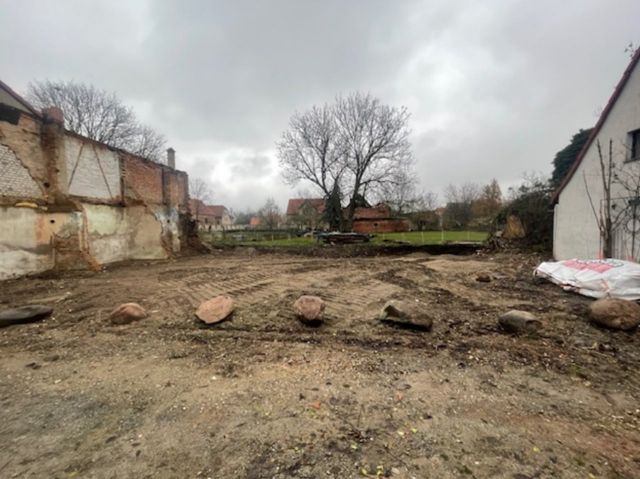Baulücke - Flurstück 130 und Nachbarbebauung - Vertragsfreie Baulücke und gegenüberliegender ehemaliger Garten mit abrissreifer Garage **zwischen Magdeburg und Leipzig**