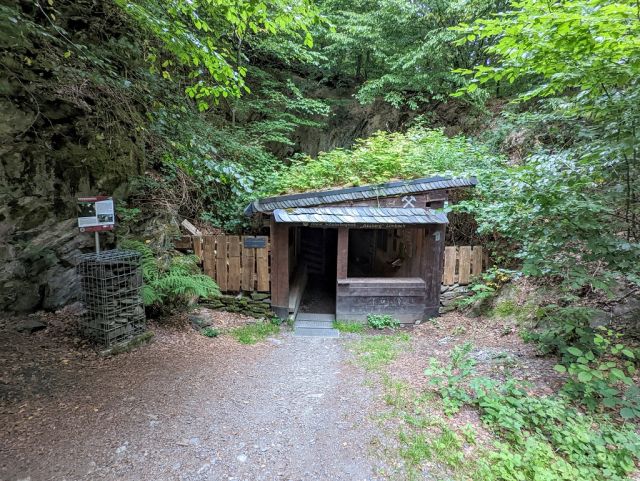 Historisches Schieferbergwerk in der Umgebung - Bewaldete Uferfläche an der ´Nister´ im Westerwald in der Kroppacher Schweiz und unterhalb der ´Schiefergrube Assberg´