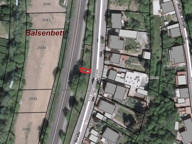 Lageskizze mit Luftbildunterlegung - Kleine Grünfläche mit Bäumen in einem Wohngebiet am südlichen Stadtrand