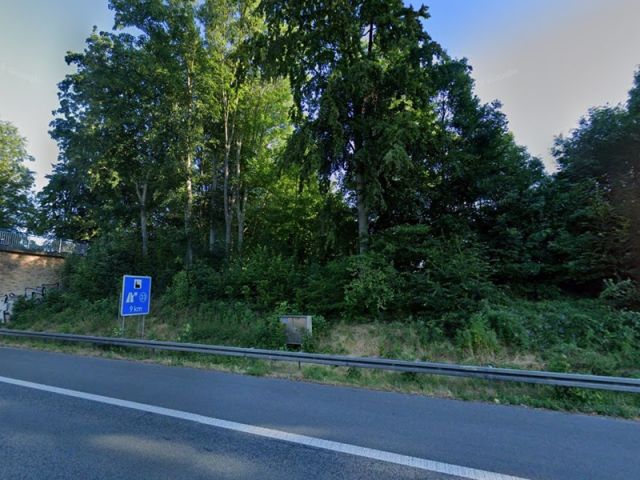 Blick von der A40 Richtung Verkaufsfläche und auf die Umgebung - Kleine Ackerrand-/Böschungsfläche oberhalb der A40 in Dortmund