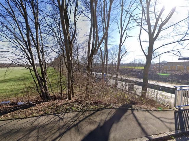 Blick von der Limbeckstraße Richtung Verkaufsfläche und auf die Umgebung - Kleine Ackerrand-/Böschungsfläche oberhalb der A40 in Dortmund