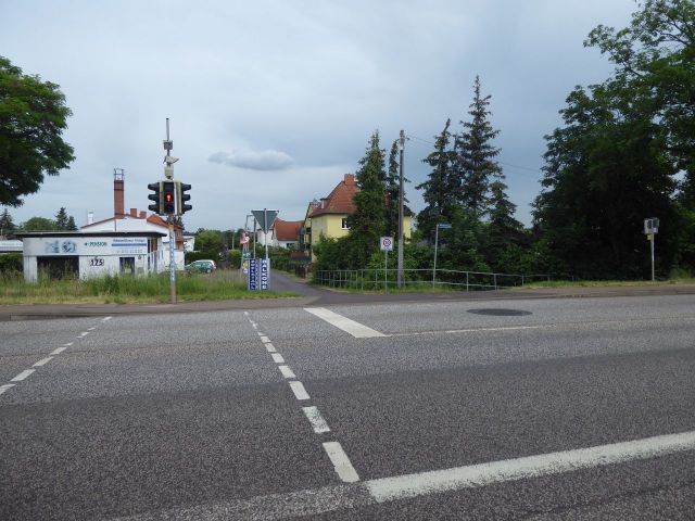 Blick von der Berliner Chaussee Richtung Siedefeld-Privatweg - Unbebautes Grundstück mit Anliegerstraße in einem Wohn- und Gartenhausgebiet (ehemalige Gartenkolonie) in Magdeburg