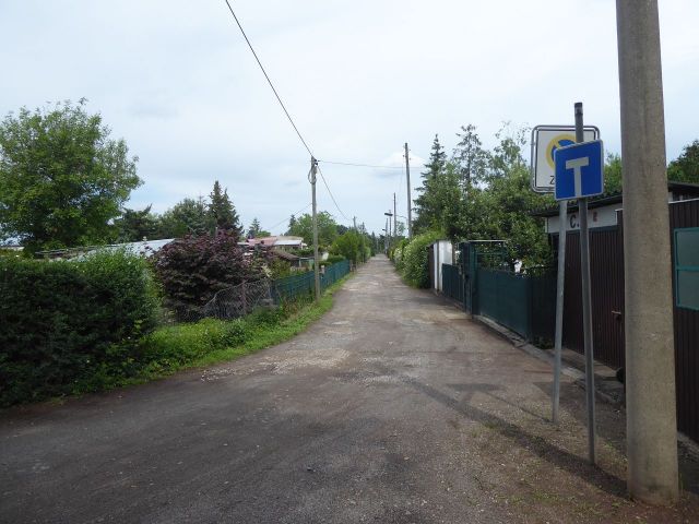 Waldluftweg mit Umgebung von Süd nach Nord - Unbebautes Grundstück mit Anliegerstraße in einem Wohn- und Gartenhausgebiet (ehemalige Gartenkolonie) in Magdeburg