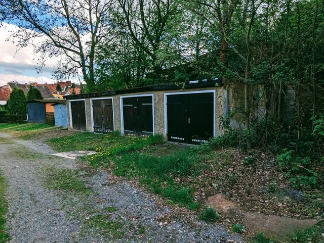 Blick auf Garagen auf dem Verkaufsgrundstück und die Umgebung - Teil einer ehemaligen Wassermühle in zentraler Lage am Kirchplatz mit Garagenzeile