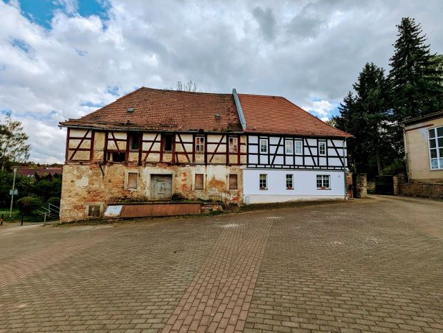 Blick auf die ehemalige Wassermühle (Gutshaus) - Verkaufsobjekt links - Teil einer ehemaligen Wassermühle in zentraler Lage am Kirchplatz mit Garagenzeile