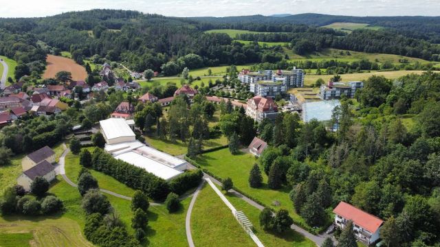 Blick auf Bad Colberg - Holzungsfläche innerhalb eines größeren Waldgebietes ca. 12 km westlich von Coburg