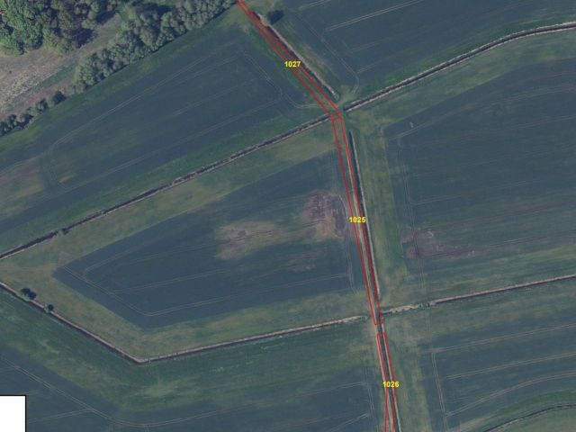 Lageskizze mit Luftbildunterlegung Nord - Schmale Grundstücksflächen mit insgesamt über 1,7 Hektar (unter anderem Acker- und Grünland, Gräben und Wegflächen)