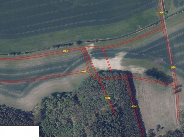 Lageskizze mit Luftbildunterlegung Süd-Ost - Schmale Grundstücksflächen mit insgesamt über 1,7 Hektar (unter anderem Acker- und Grünland, Gräben und Wegflächen)