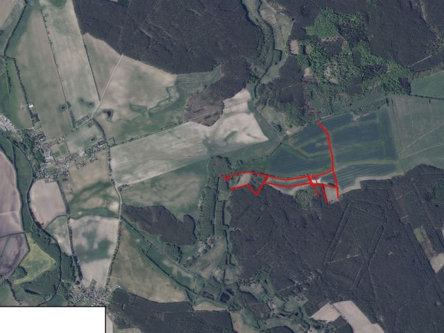 Lageskizze mit Umgebung und Luftbildunterlegung - Schmale Grundstücksflächen mit insgesamt über 1,7 Hektar (unter anderem Acker- und Grünland, Gräben und Wegflächen)