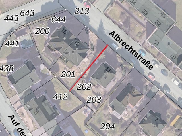 Lageskizze mit Luftbildunterlegung - Kleines Grundstück zwischen Wohnhäusern **teilweise bebaut mit einer Begrenzungsmauer**