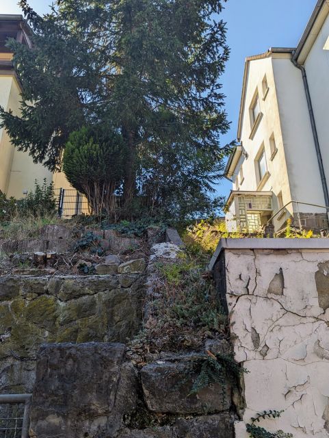 Verkaufsfläche und Umgebung - Kleines Grundstück zwischen Wohnhäusern **teilweise bebaut mit einer Begrenzungsmauer**