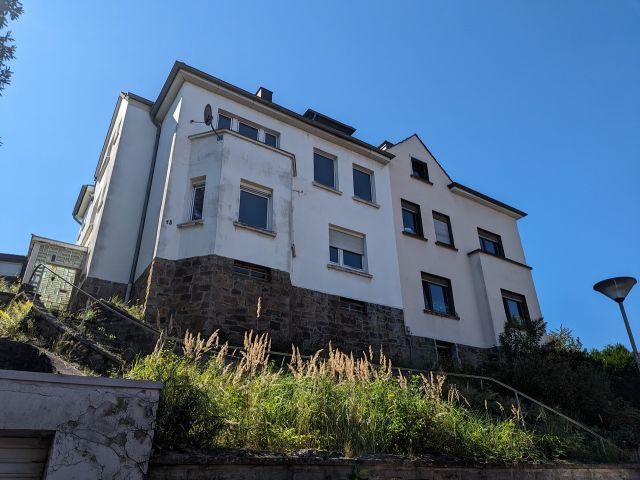 Verkaufsfläche und Umgebung - Kleines Grundstück zwischen Wohnhäusern **teilweise bebaut mit einer Begrenzungsmauer**