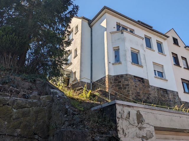 Verkaufsfläche und Umgebung - Kleines Grundstück zwischen Wohnhäusern **teilweise bebaut mit einer Begrenzungsmauer**