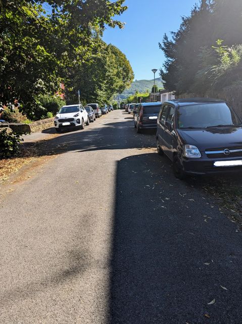 Blick in die Straße - Kleines Grundstück zwischen Wohnhäusern **teilweise bebaut mit einer Begrenzungsmauer**