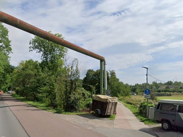 Blick auf die Mansfelder Straße und den abzweigenden Fuß- und Radweg Richtung Verkaufsfläche - Grünlandstreifen in Ortsrandlage im Landkreis Mansfeld-Südharz